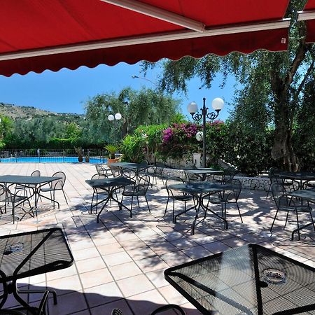 Hotel Apeneste Mattinata Bagian luar foto