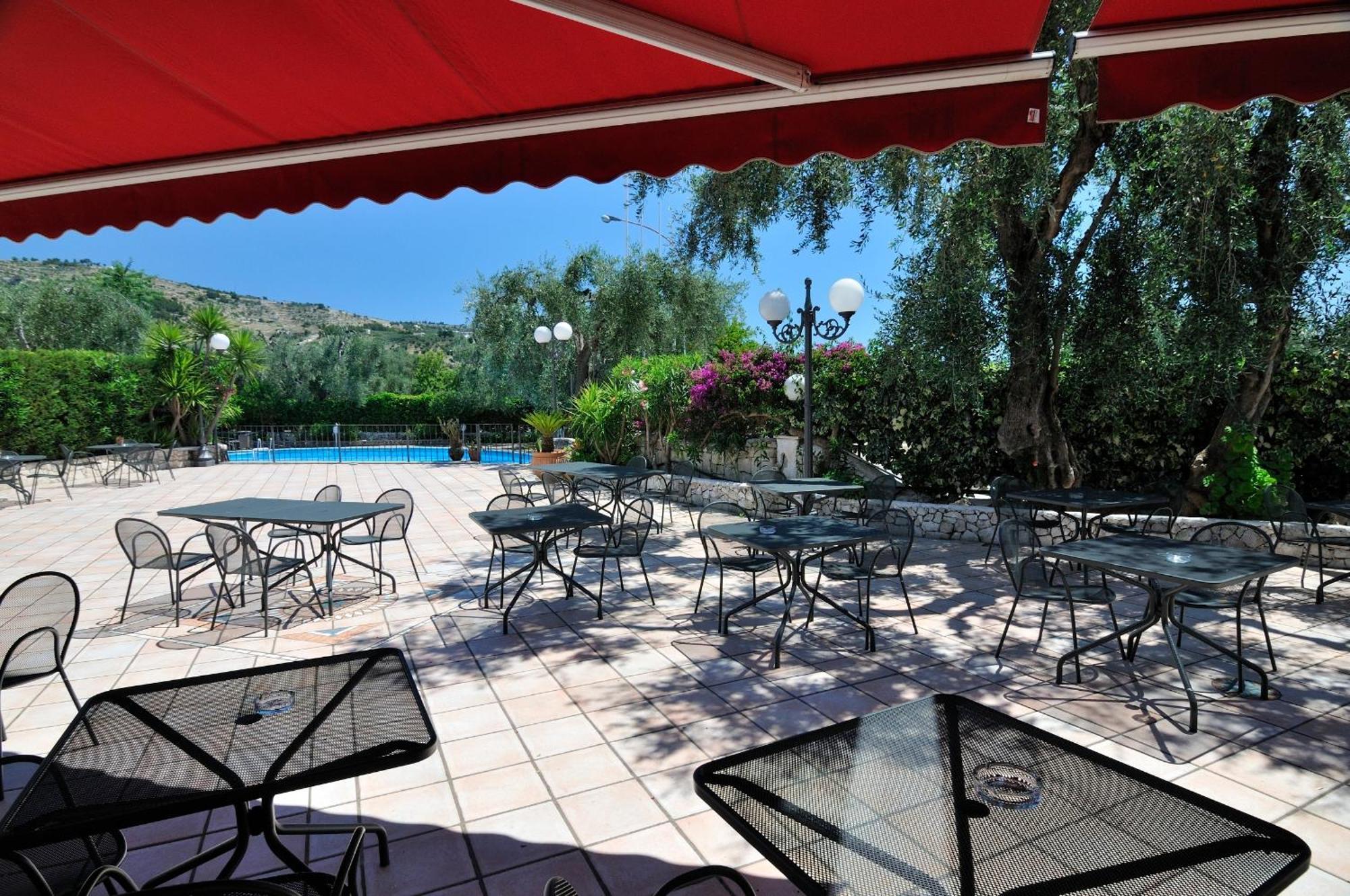 Hotel Apeneste Mattinata Bagian luar foto