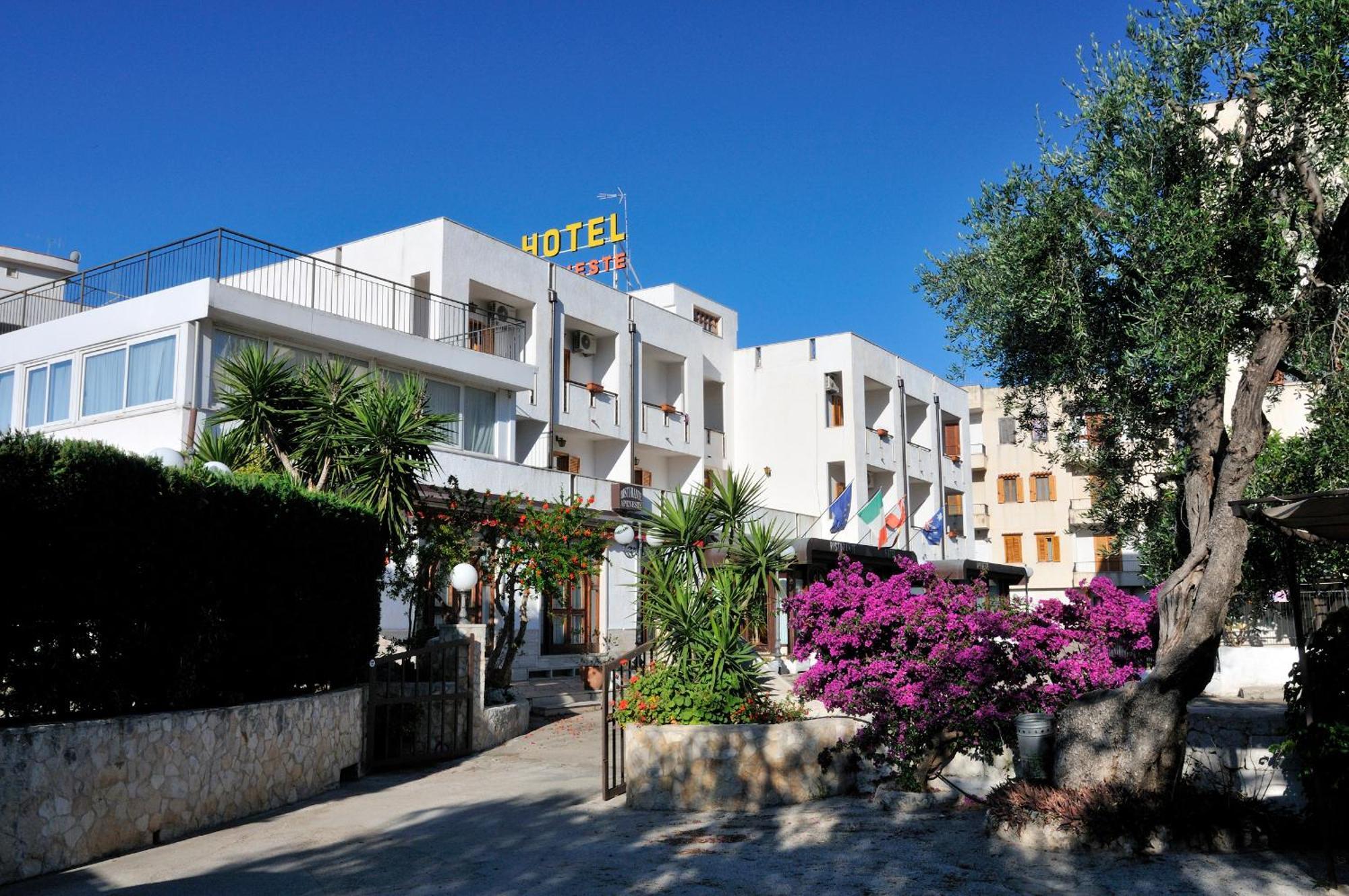 Hotel Apeneste Mattinata Bagian luar foto