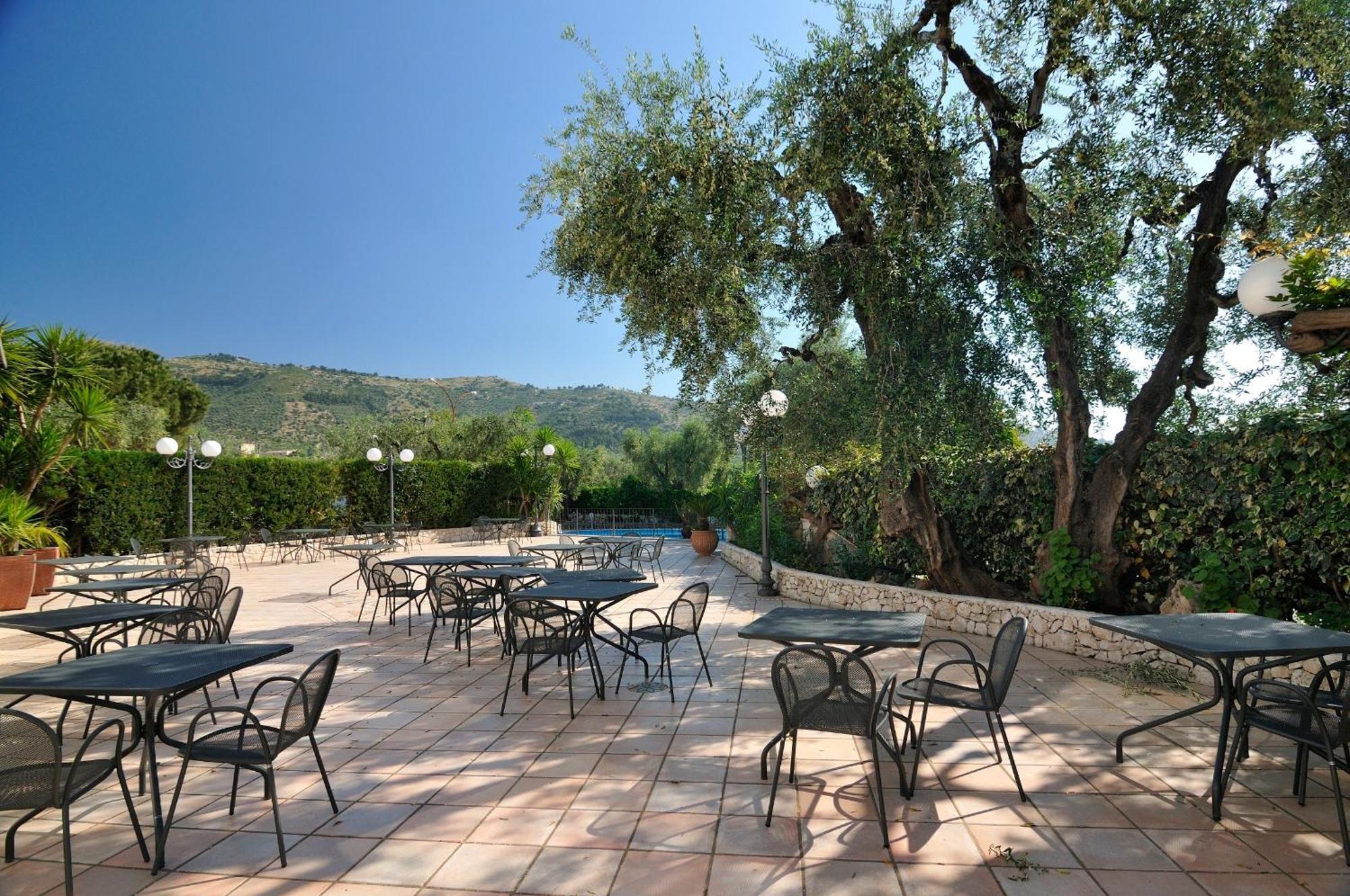 Hotel Apeneste Mattinata Bagian luar foto