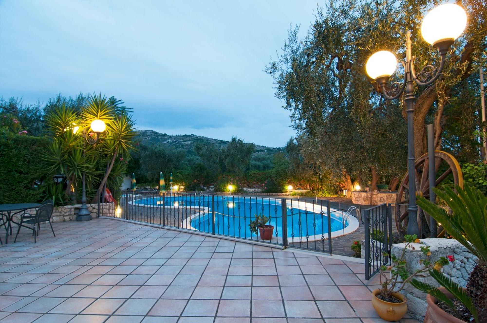 Hotel Apeneste Mattinata Bagian luar foto