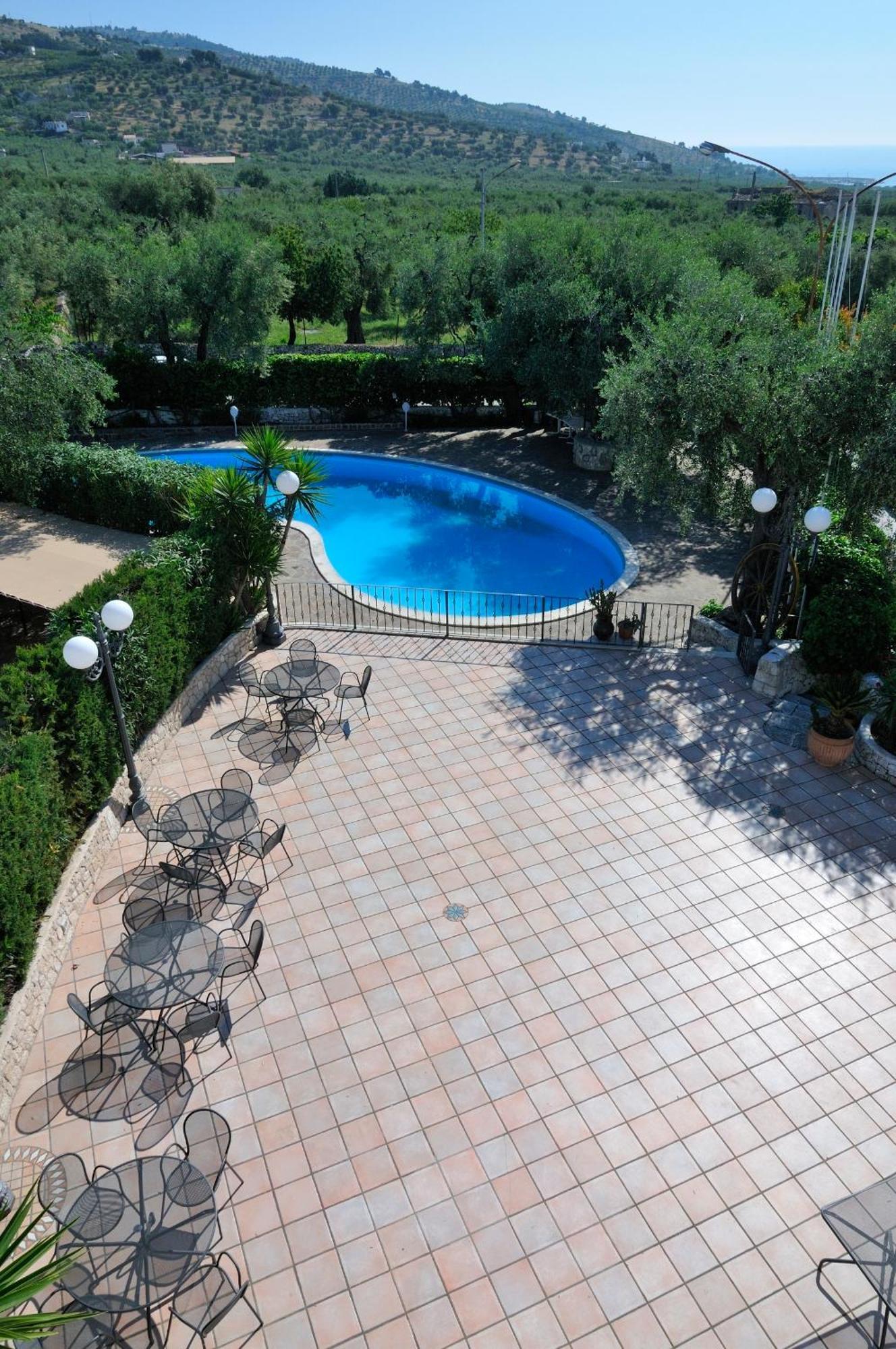 Hotel Apeneste Mattinata Bagian luar foto