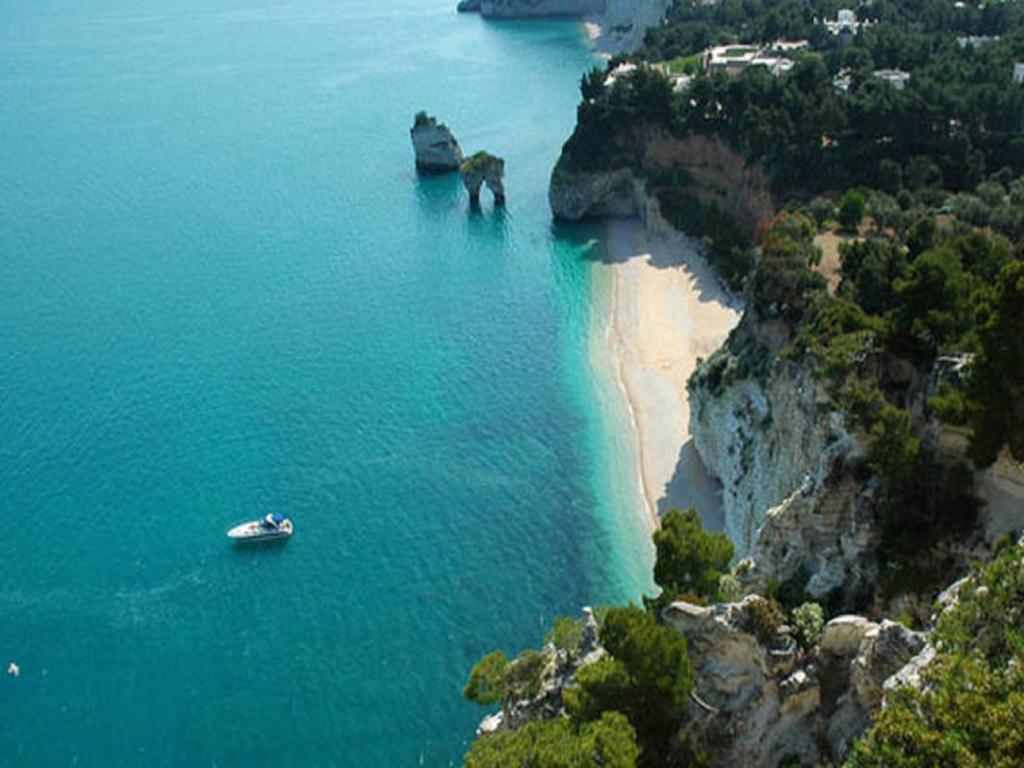 Hotel Apeneste Mattinata Bagian luar foto