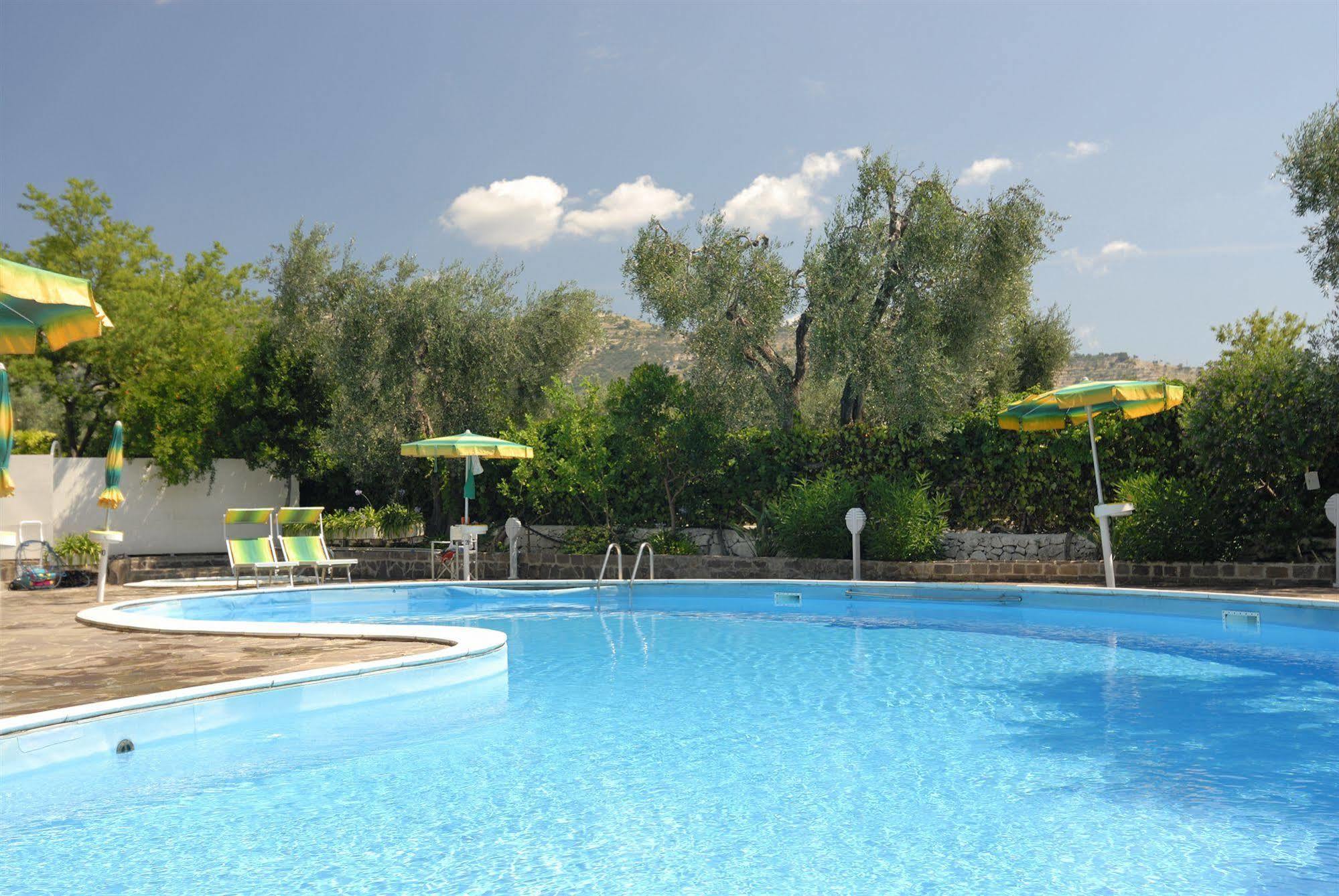 Hotel Apeneste Mattinata Bagian luar foto