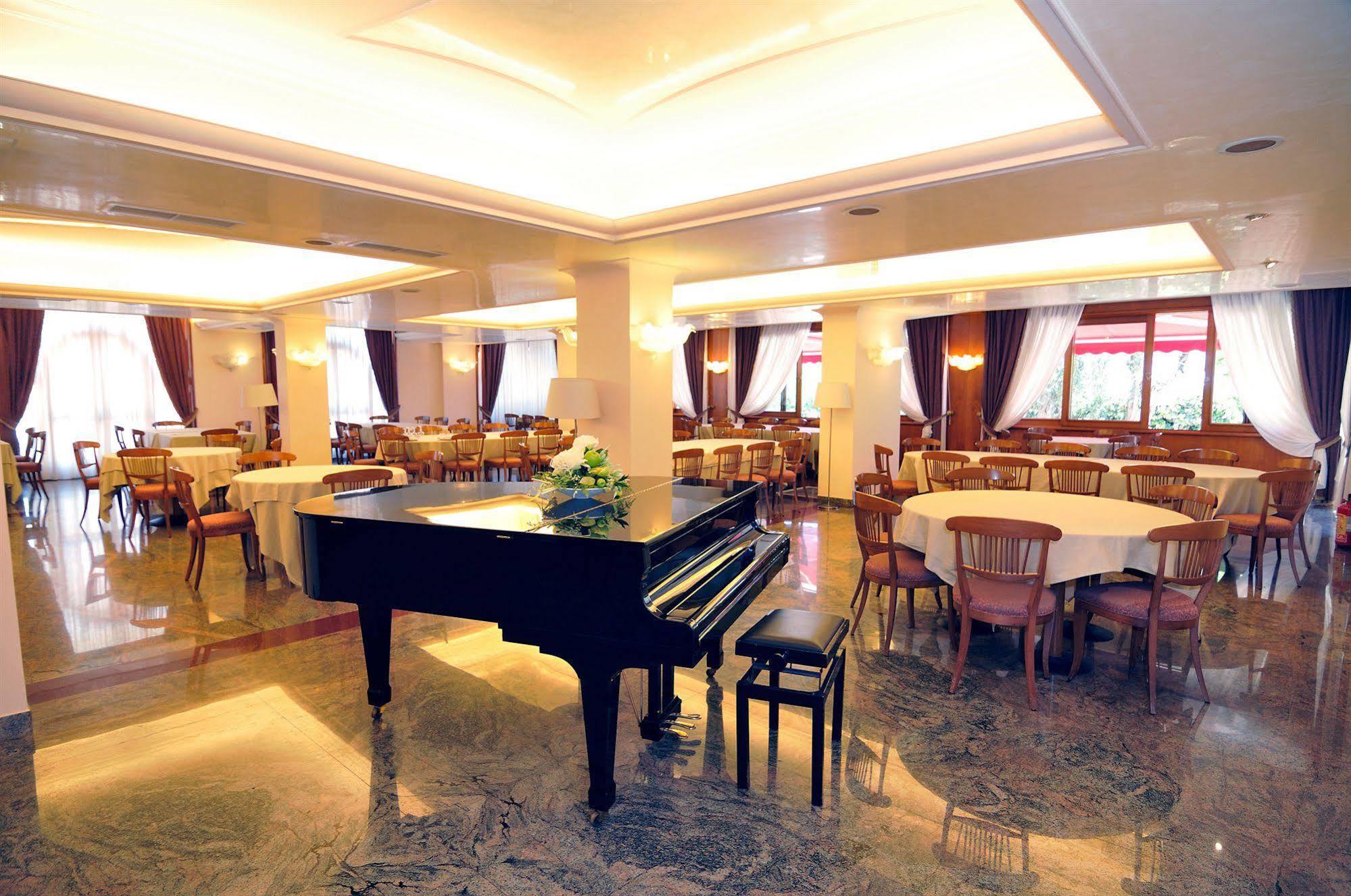Hotel Apeneste Mattinata Bagian luar foto