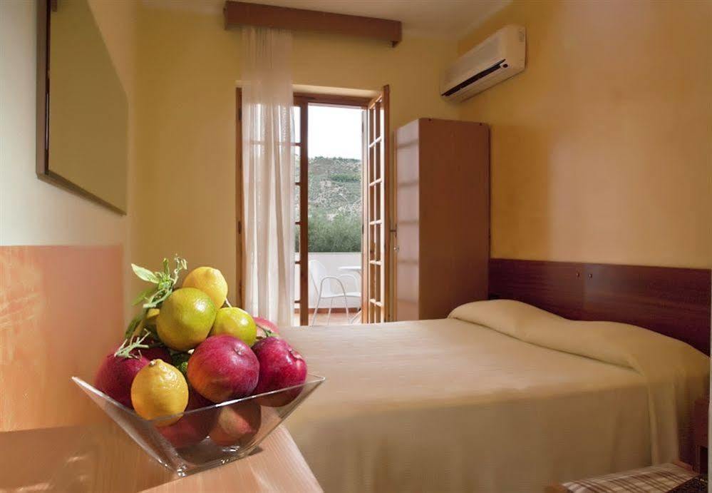 Hotel Apeneste Mattinata Bagian luar foto