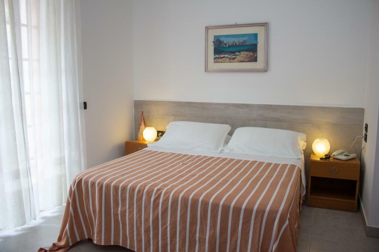 Hotel Apeneste Mattinata Bagian luar foto