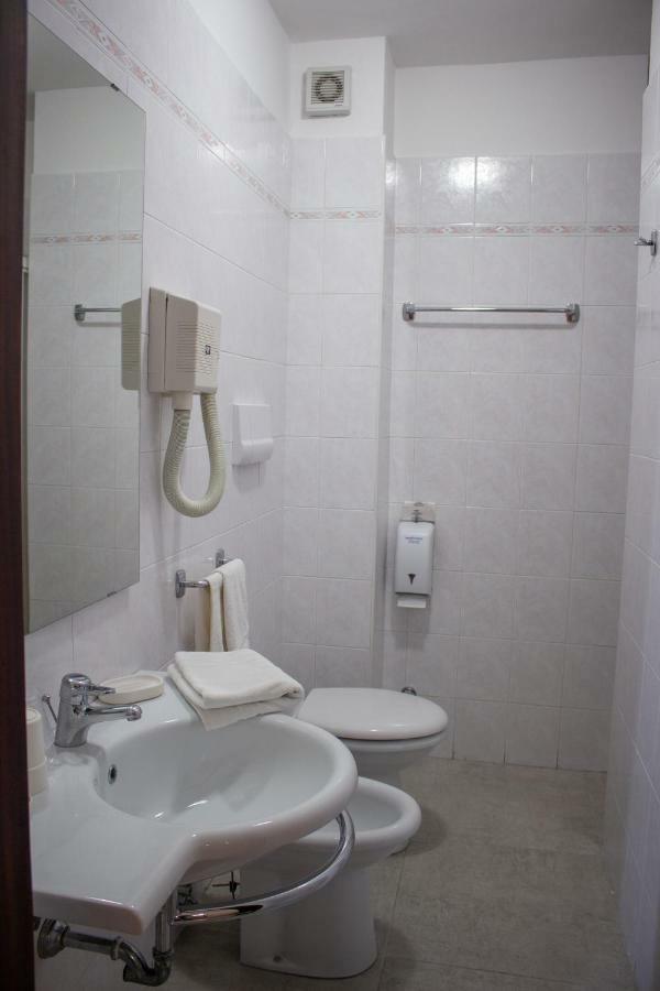 Hotel Apeneste Mattinata Bagian luar foto